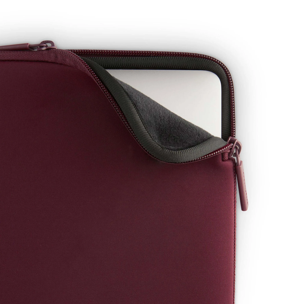 MacBook_13-14-Classic_Sleeve-Burgundy-lining-zoom_d5fcbffd-8221-4784-b7cb-dcb4d22b5a92.jpg-2.webp