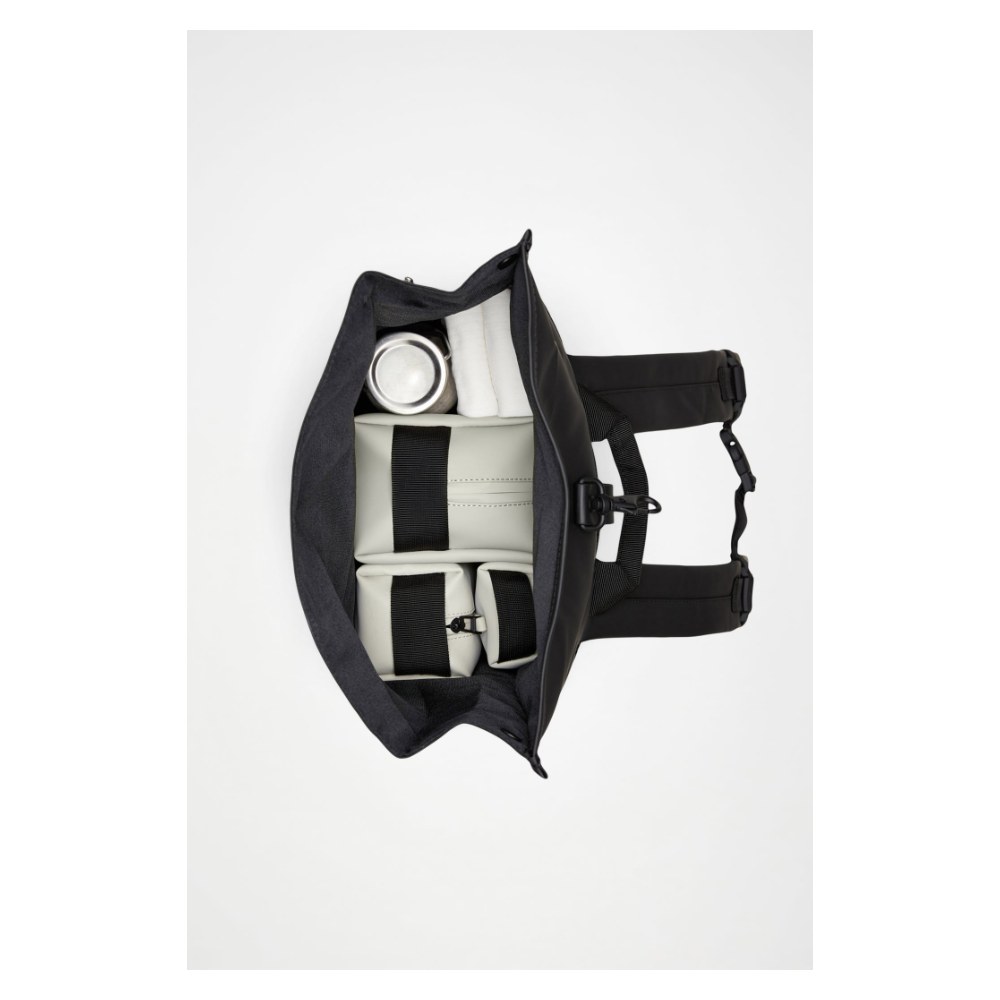 rains_rolltop_rucksack_black_everyday_inside_1_55f4fe2a-59ce-4c11-a9f8-33c045126