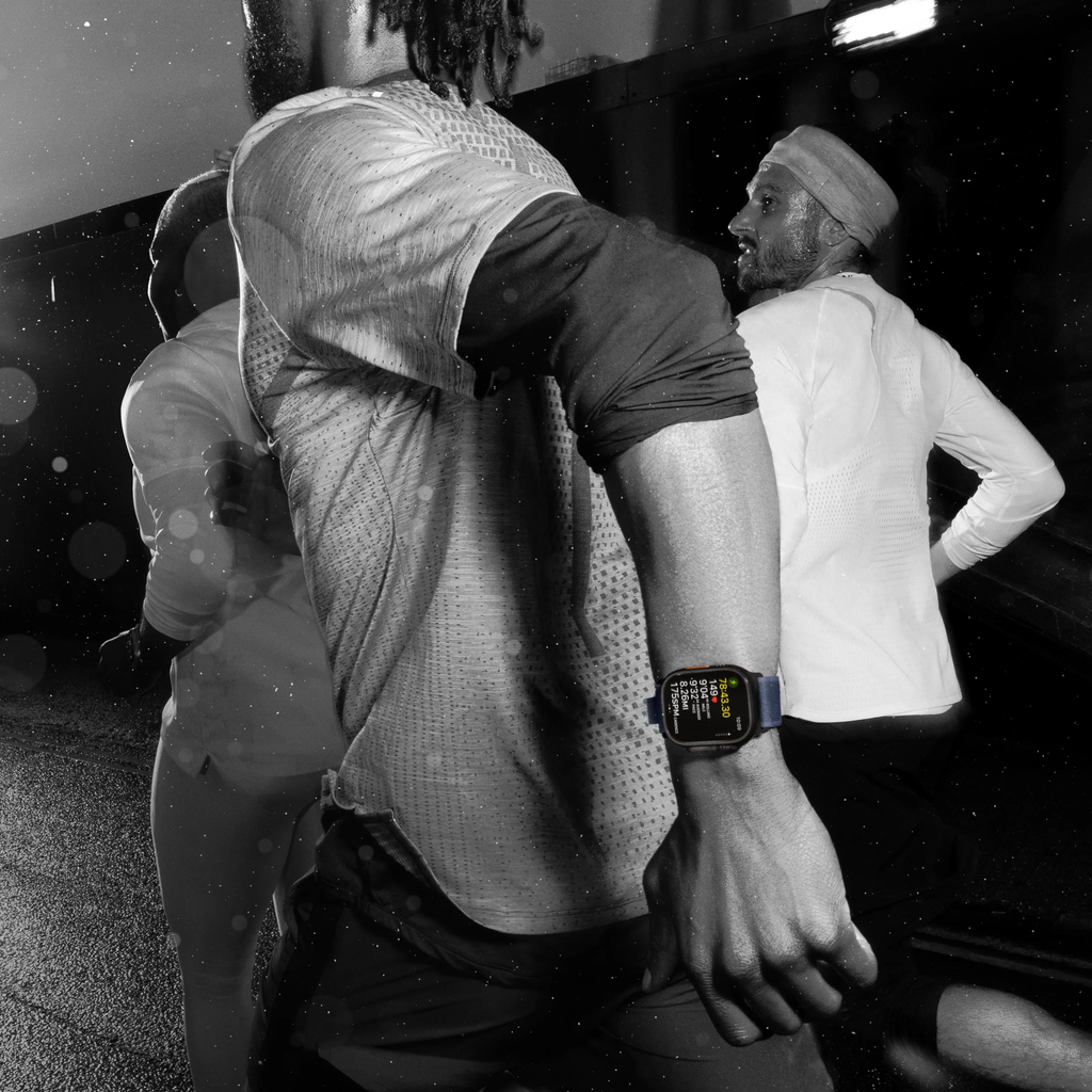 Apple_Watch_Ultra_2_49mm_Black_Titanium_Milanese_Loop_Black_PDP_Image_Position_7__WWEN_60724159-98ea-484a-b1de-c156e19e580e.jpg.webp